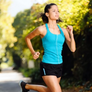 Mujer entrenando campo