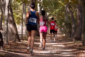 Corredores compiten y entrenan por montaña